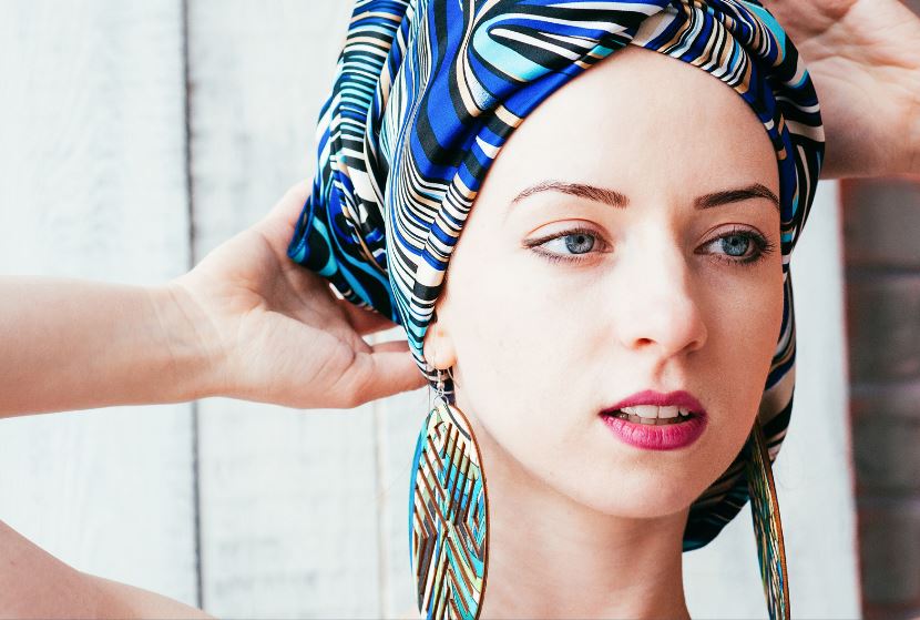 nouer un foulard sur sa tête